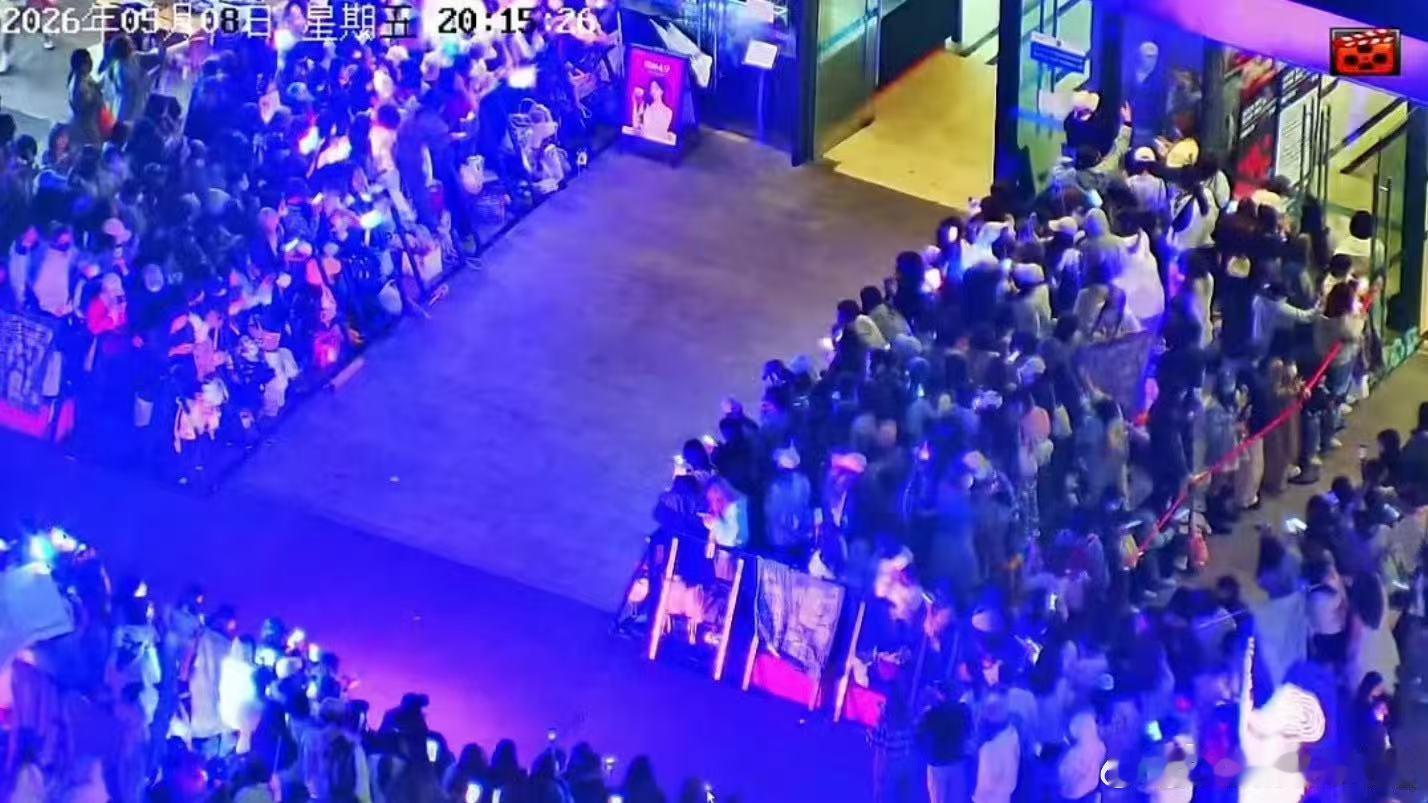 陈奕恒下班紫海 本是普通的下班行程，因为整片紫海变得格外有纪念意义，陪着陈奕恒好