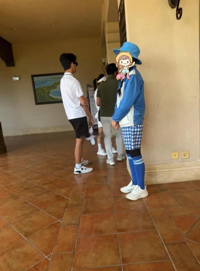 田亮一家到三亚游玩，还带着森碟和亮仔去打高尔夫。照片里，田亮和森碟在窗口办业务，