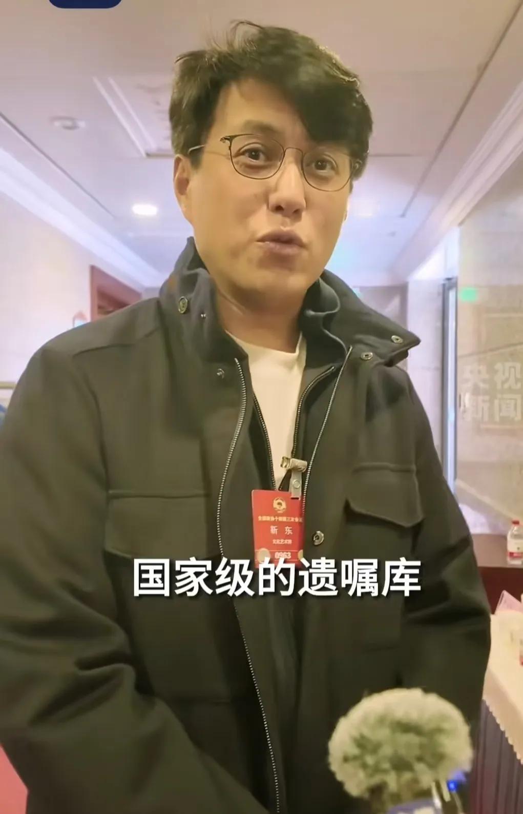 你发现没？
两会最戳心的提案，不是关于医疗，也不是关于教育，而是演员，靳东提出的