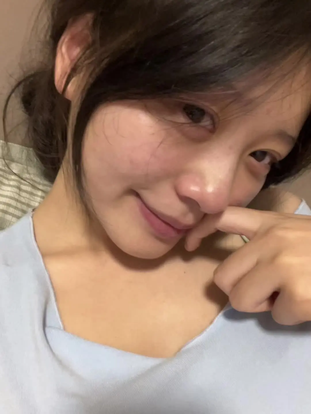 也许这一次我真的累了叭、以前你捏着我的脸说我漂亮 想一直对我好 现在呢...