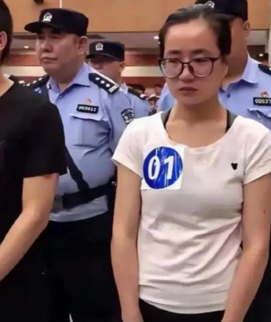 2019年，正在读硕士的杨春燕，在教室上课时被警方带走。老师一脸惊讶地说：“是不