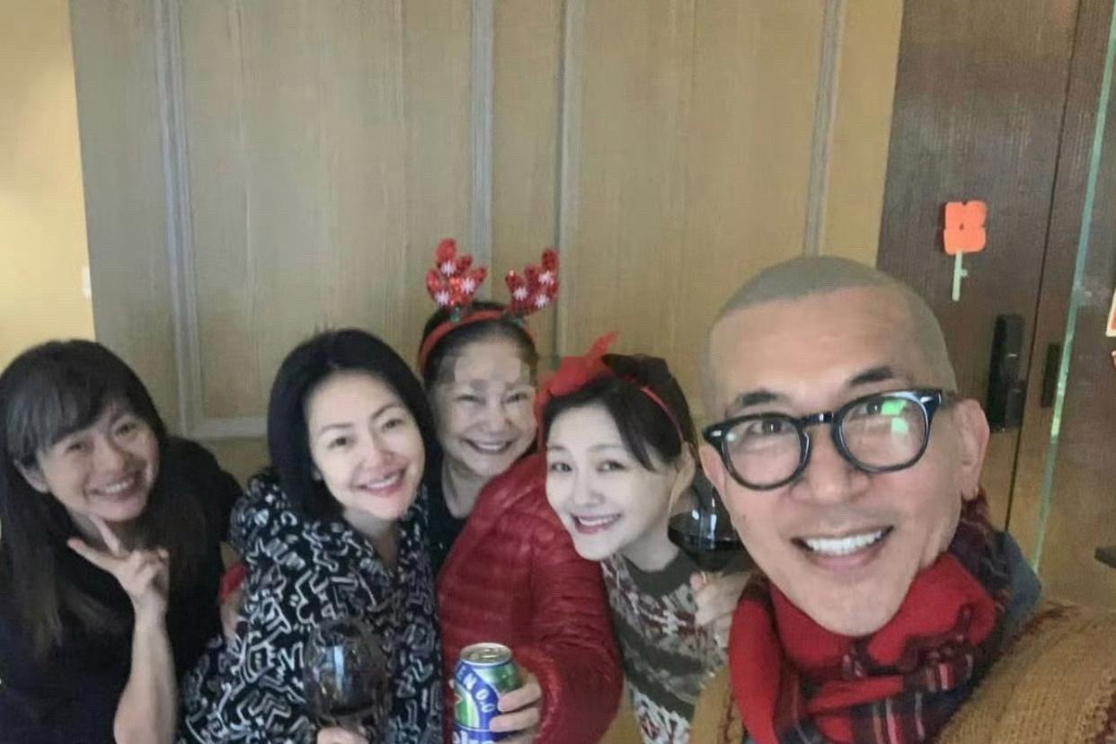 小S又来晒全家福了！24日晚，小S在个人社交平台晒出平安夜全家福，其中有大S 、