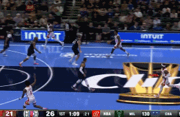 快船上半场48-50落后火箭，塔克这表现，太尴尬了，哈哈