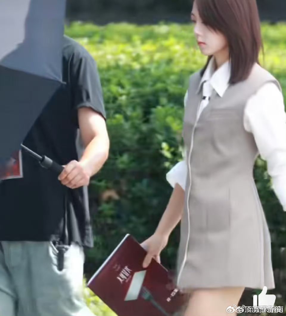 赵今麦这个职业装好漂亮 就该给麦麦这种风格的衣服 ​​​