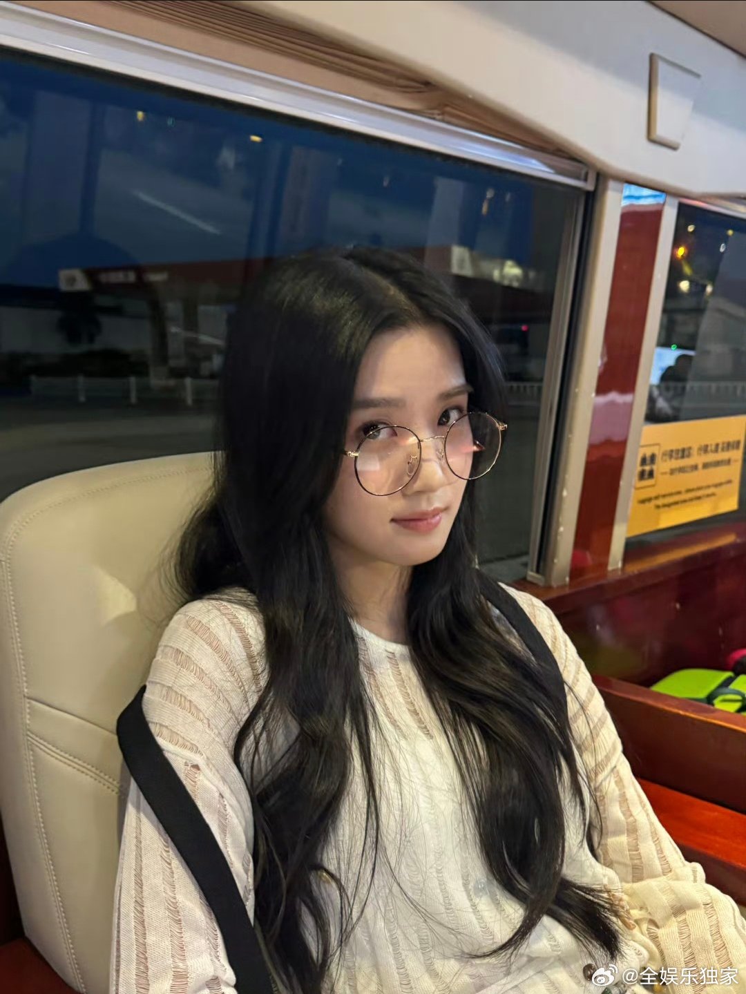 卢昱晓妈妈降临 卢昱晓的半扎发带着随性的慵懒，裸色裙的线条藏着细腻的心思。看她这
