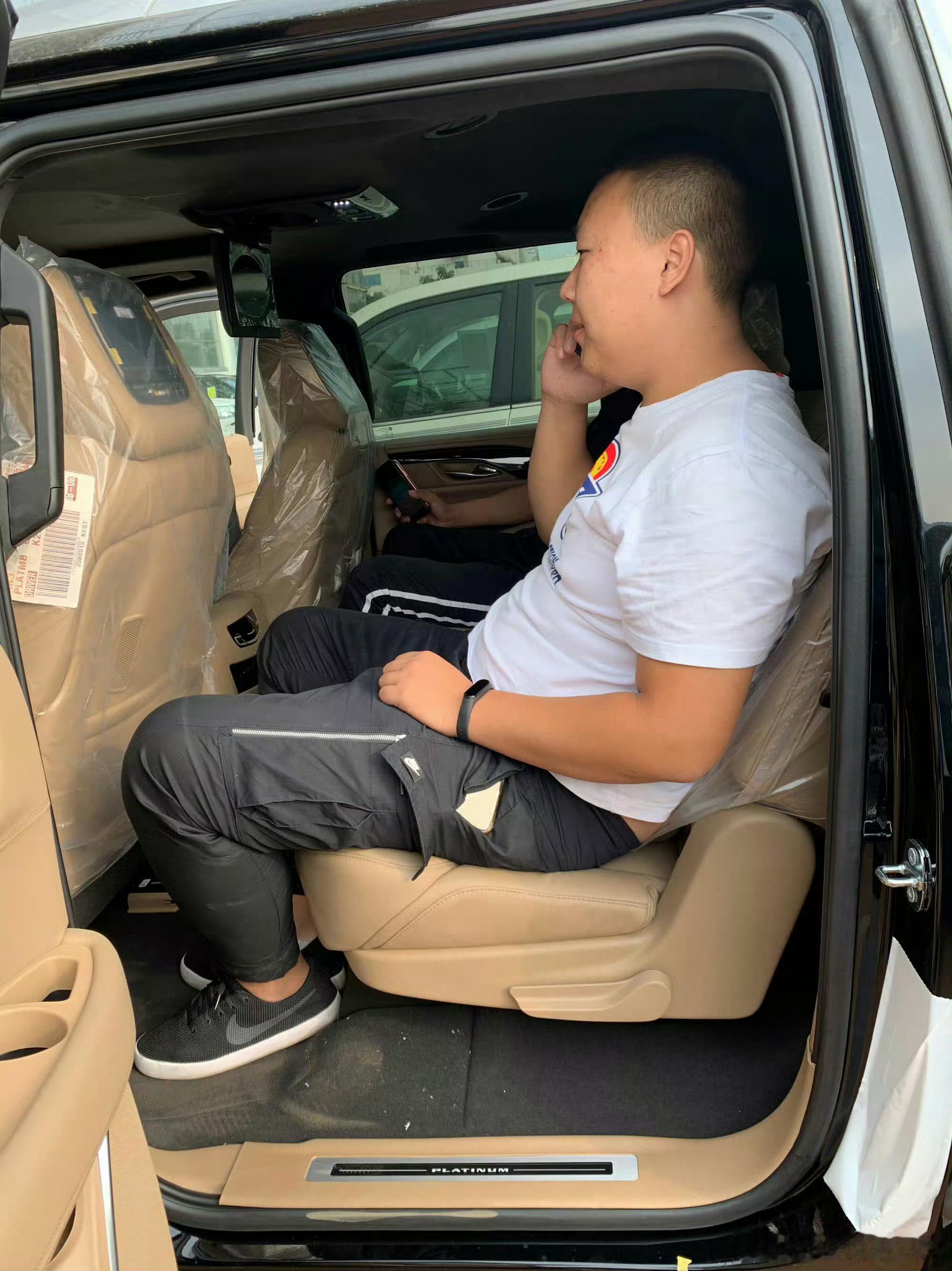 总感觉有些车适合司机开讲个有意思的如图所示，这个车的气场肯定没得说吧前排有司机开