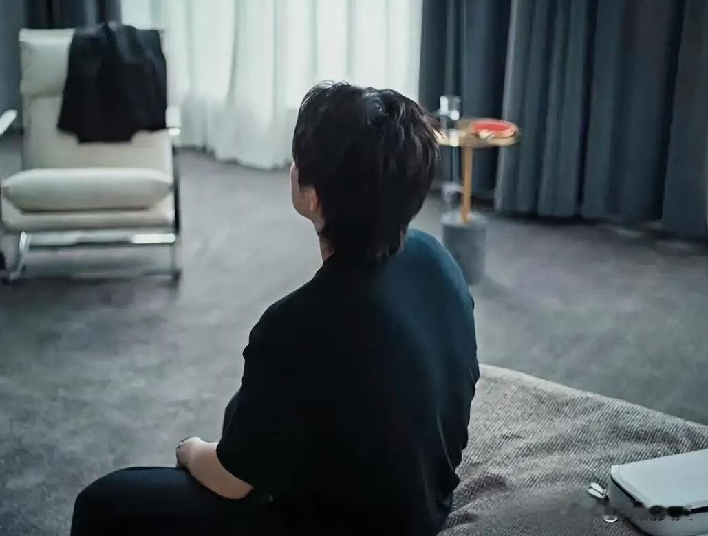 今天看到王楚钦的一组照片，作者起名：居家的王楚钦。
搬运其中一张，很有意境的一张