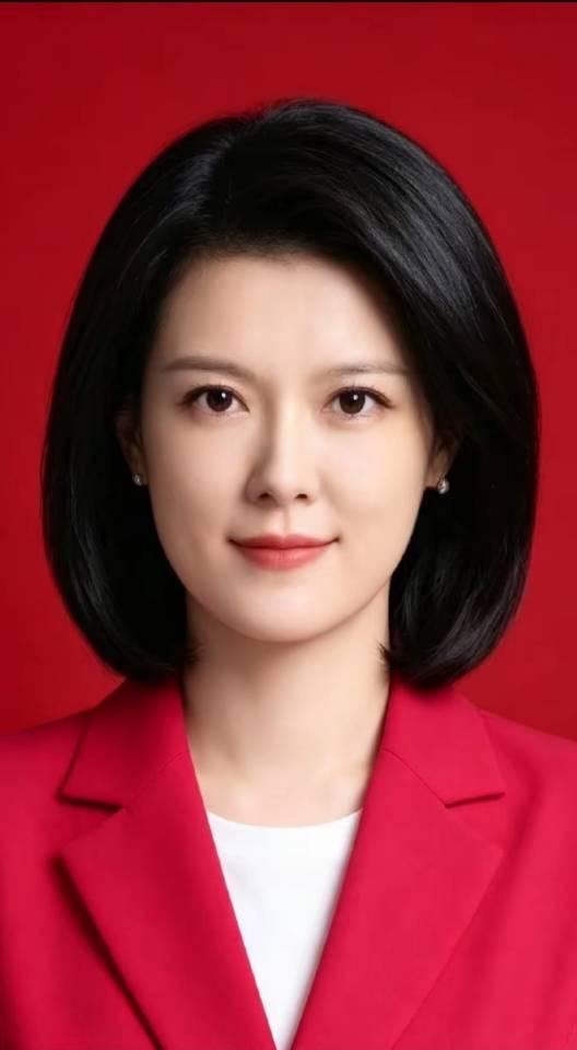 邹韵兼具记者的敏锐与主持人的从容，以扎实阅历沉淀底气。她谈吐沉稳，兼具国际视野与