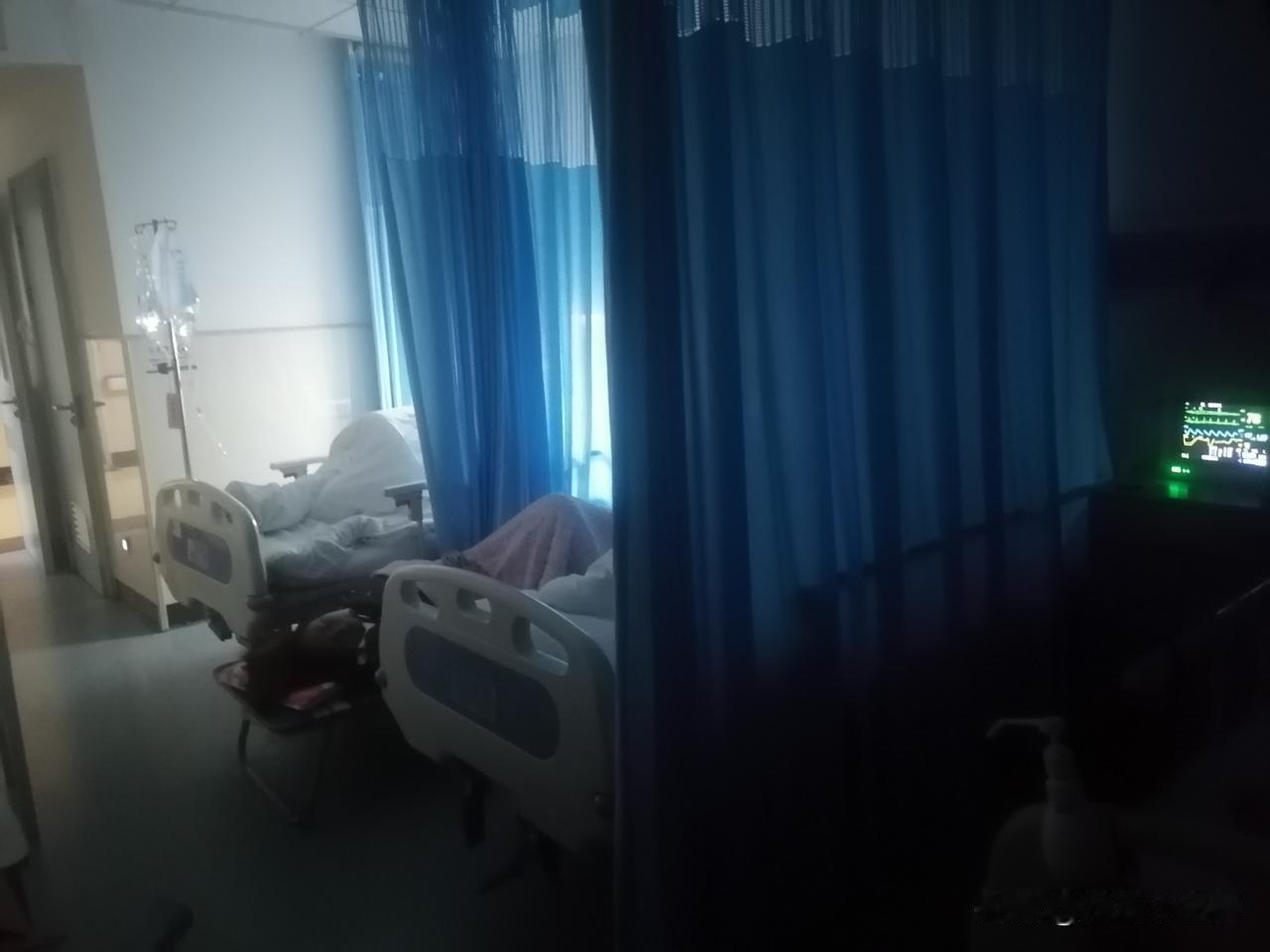 同一个病房，
两个​膀胱癌，
一个输尿管结石，
守在病床旁，
我感慨万千。
我妈