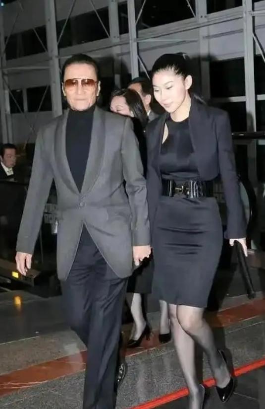 1985年，谢贤欠下了1600万赌债，被逼债，走投无路，妻子狄波拉经谢贤同意后，