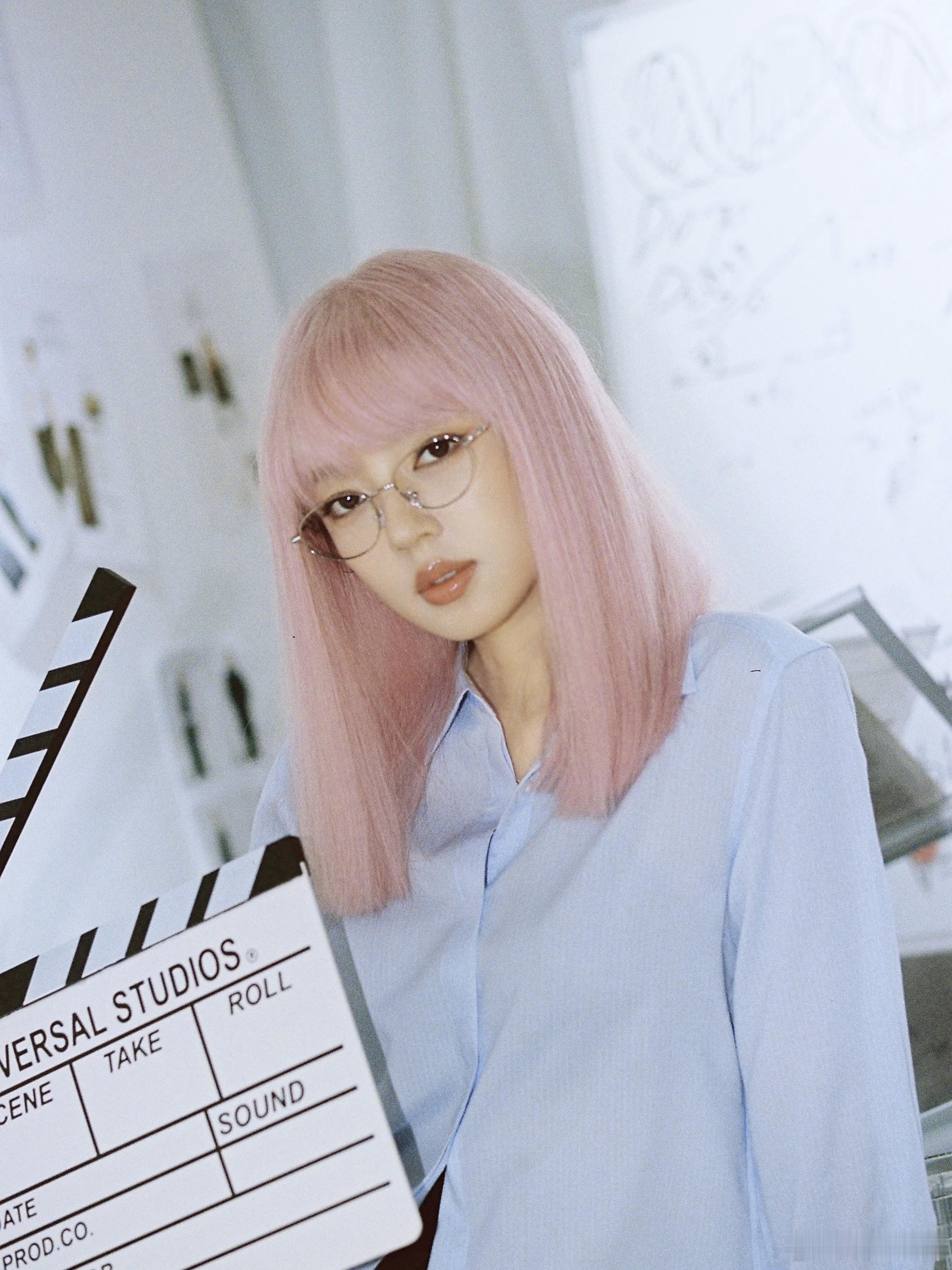 绯丝漫叙，魅力尽释。欢娱影视演员最新写真今日释出。 