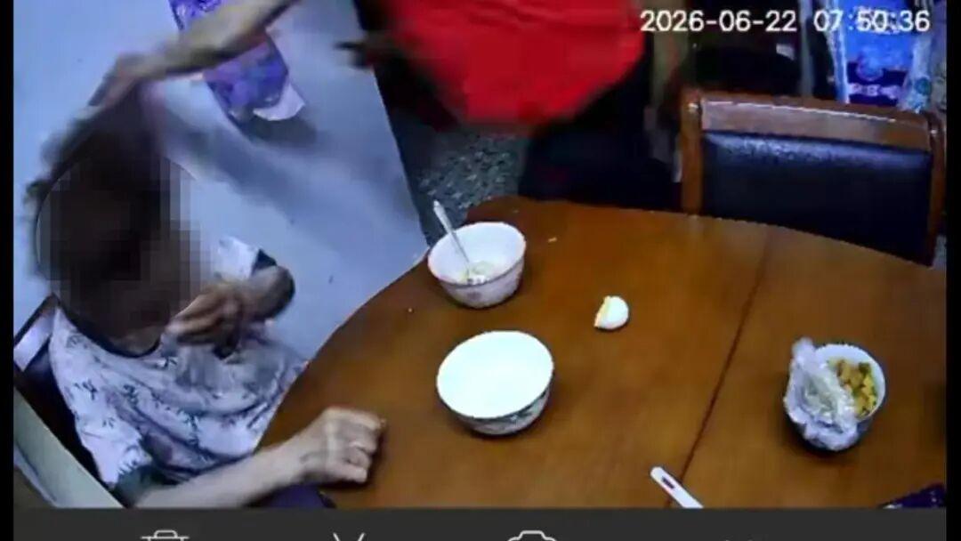 2026 年 7 月初，南京秦淮区市民黄女士在家查看远程监控，意外发现让人无比气