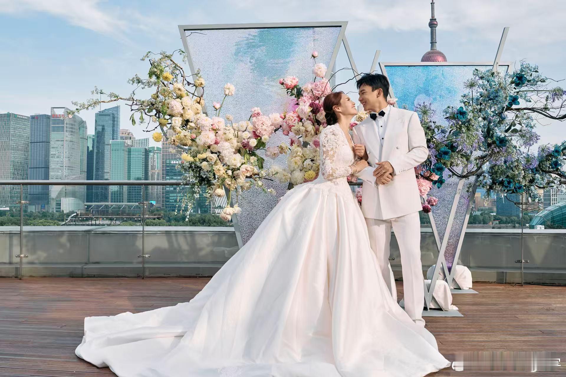 刘畊宏王婉霏18周年婚纱照 刘畊宏和王婉霏18周年婚纱照，满满的甜蜜与幸福，他们