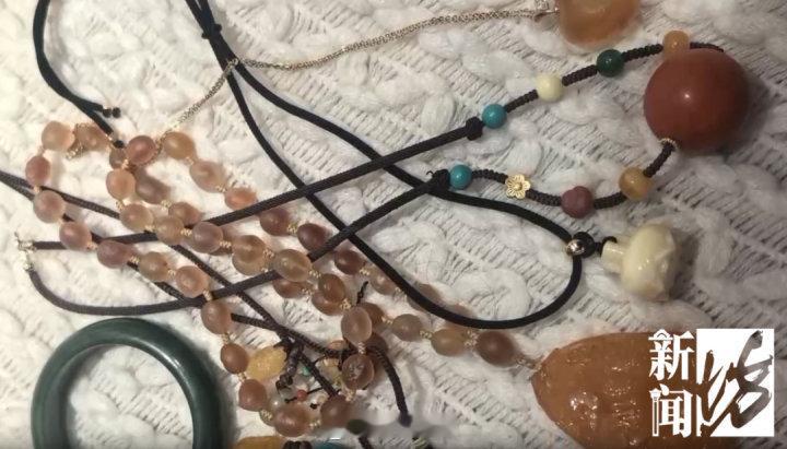 女孩偷拿妈妈百万珠宝卖了60元 首先女孩不懂事，父母要好好教导。其次百万珠宝？最