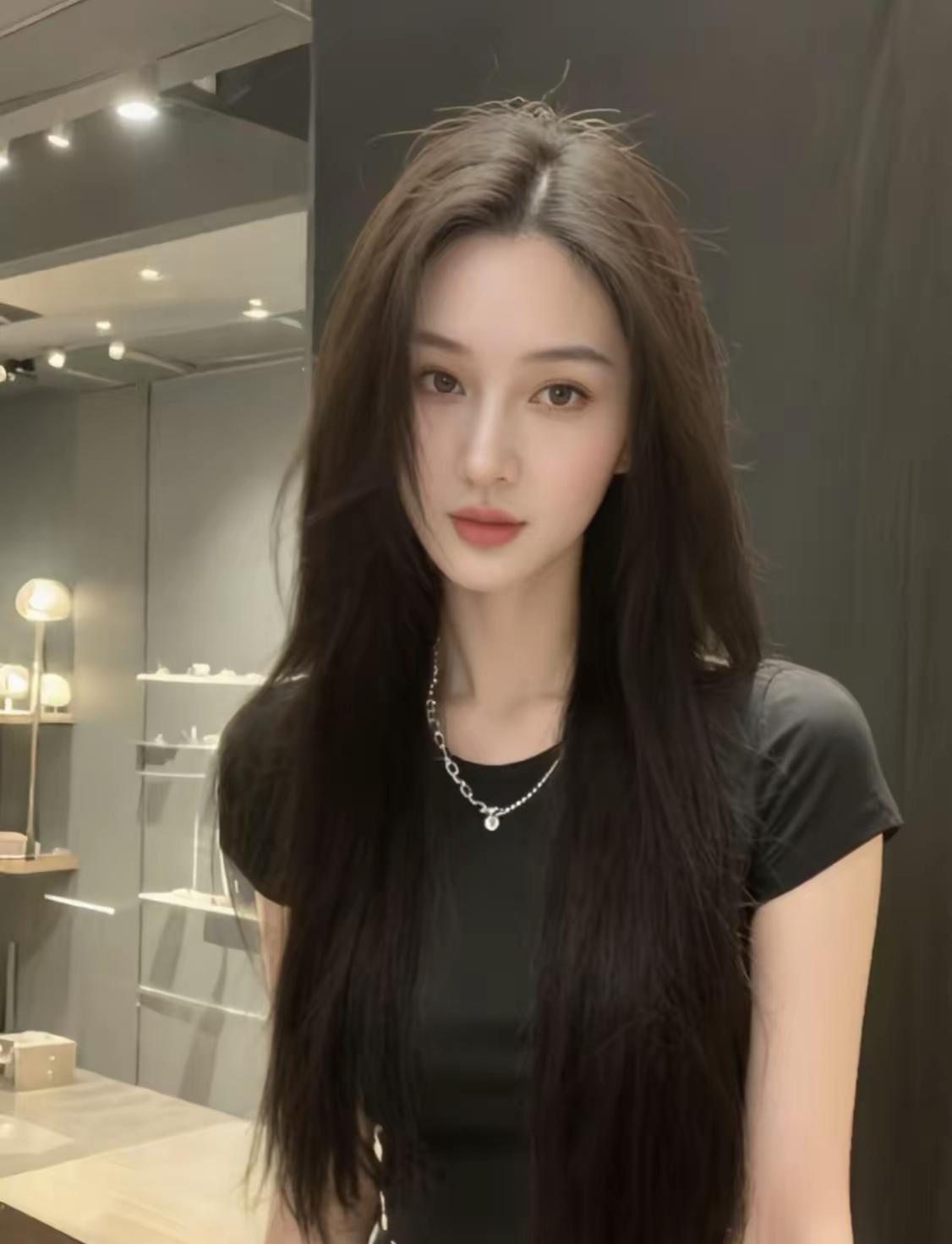 优雅黑裙搭配，简约而不失魅力