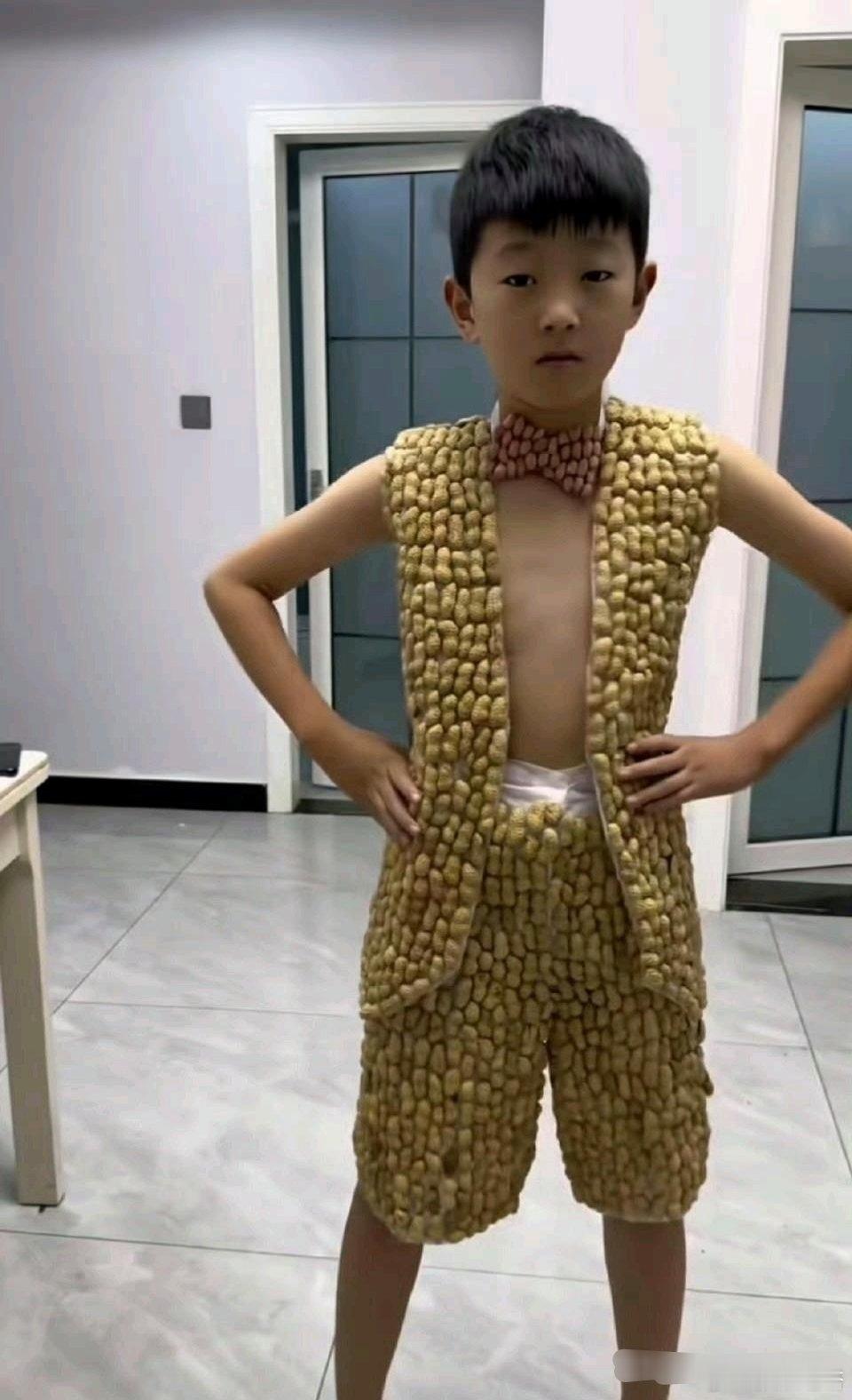 这孩子打小就喜欢用各种东西做成装饰品，这不又把花生和瓜子做成了一件衣服穿在了身上