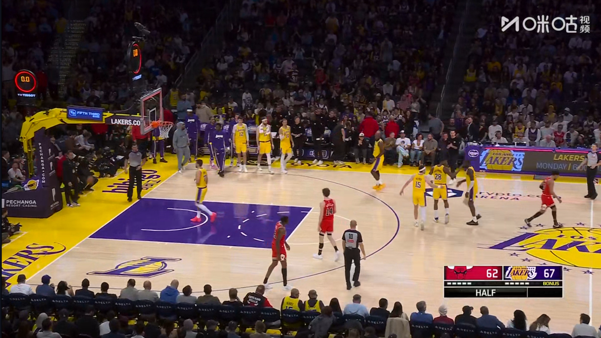 半场湖人67：62领先公牛5分，如何评价上半场比赛？东契奇24分8篮板4助攻，里