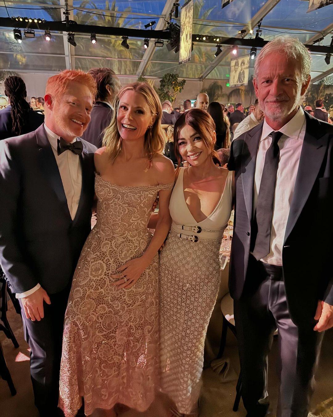 #摩登家庭#三位演员参加Baby2baby公益活动，再次重聚！这三位私下关系是真