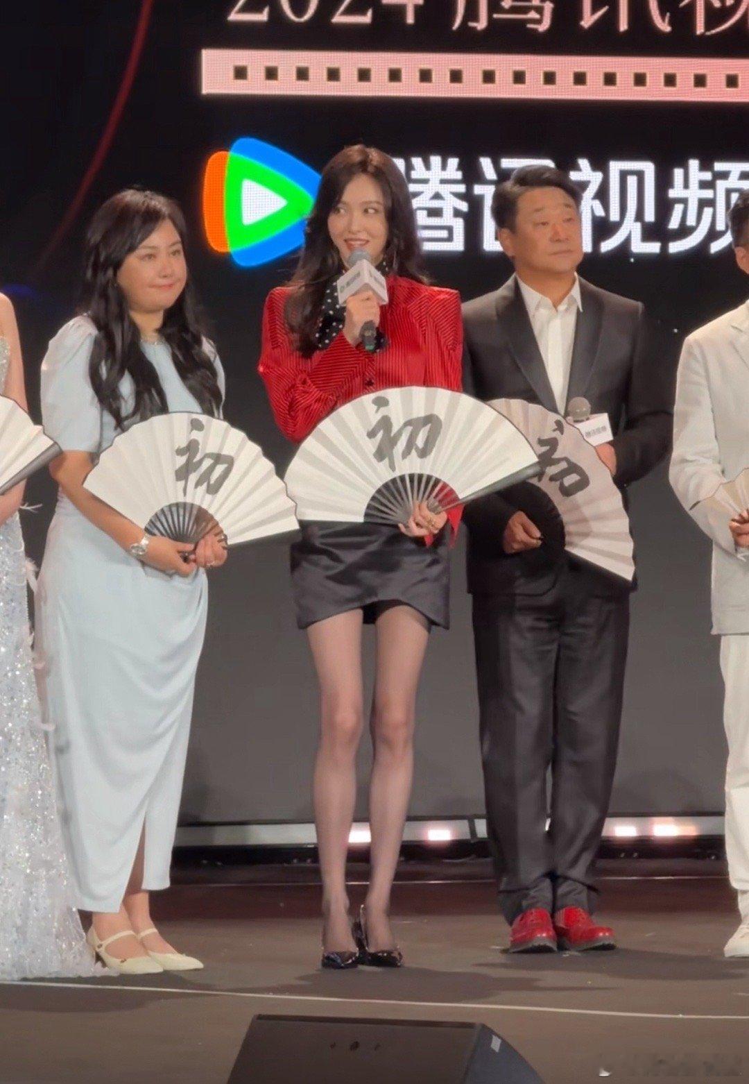 #唐嫣红毯压轴# 瘦脱相了！唐嫣姨姨多吃点，好心疼[比耶] ​​​