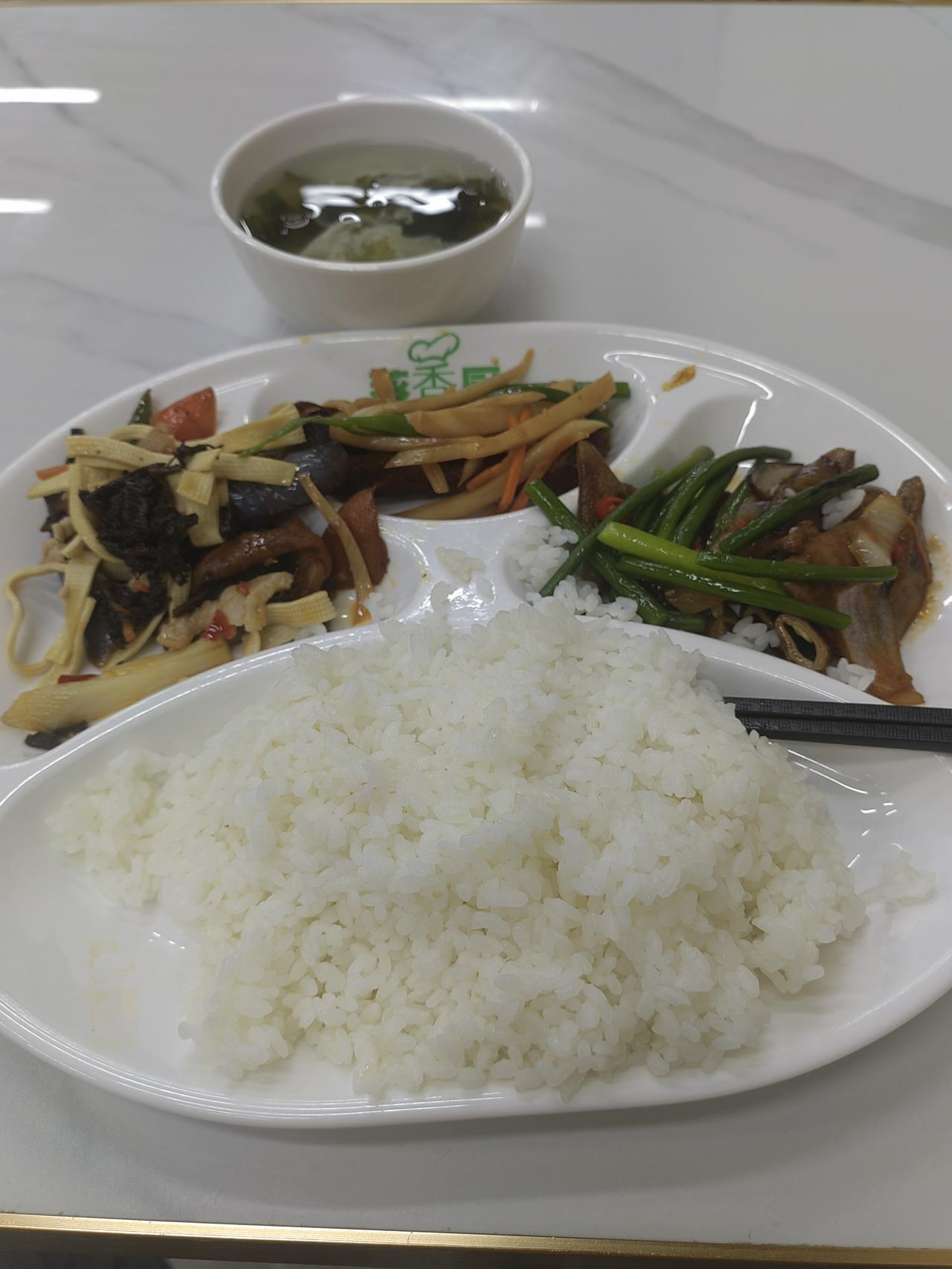 今天状态不佳，不想动，也不想说话，到了午饭的点儿，也不想去吃饭，也许是因为最近太