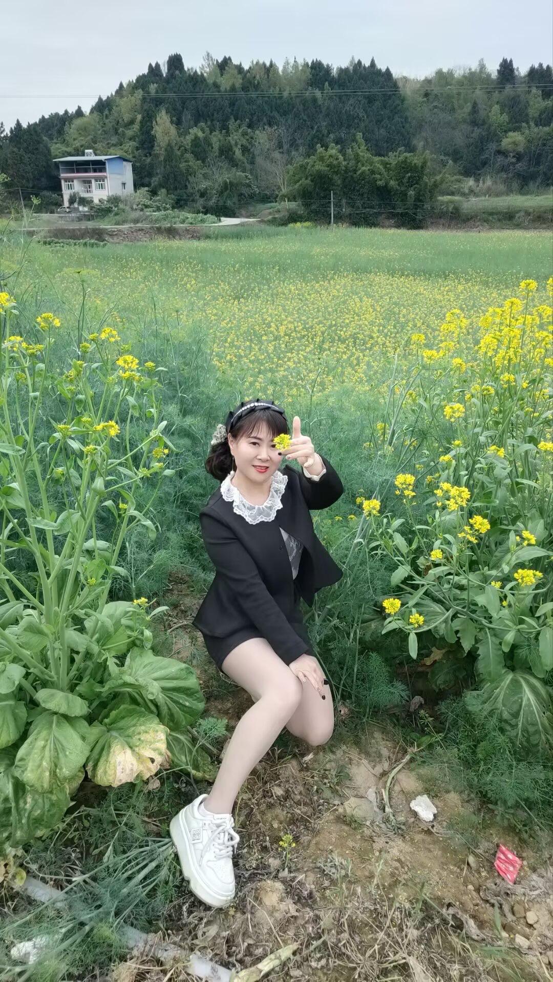 我很喜欢现在的自己，穿着一般，生活简单，不是别人羡慕的模样，只想平平淡...