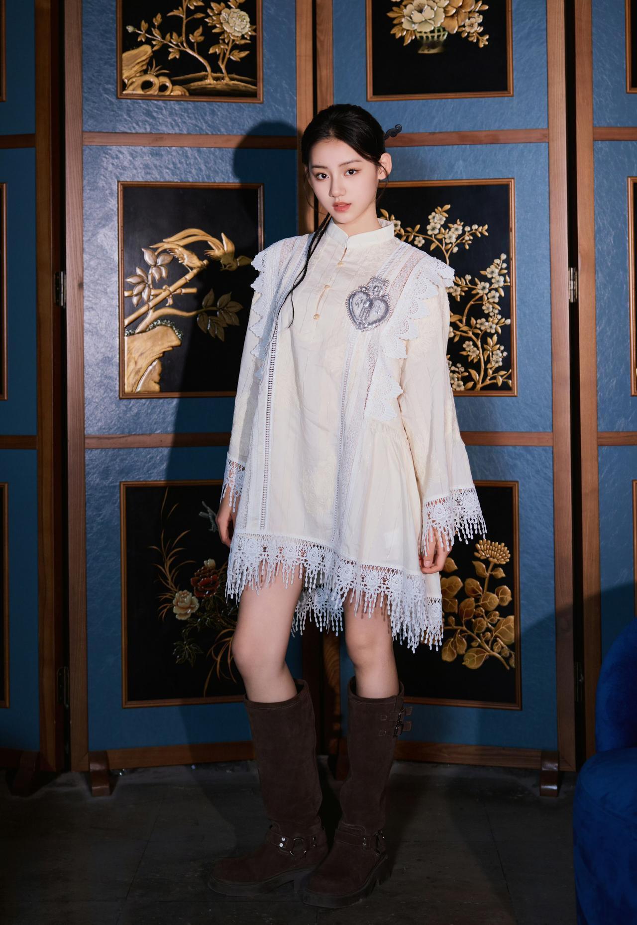 旗袍领+盘扣的中式基底，叠加蕾丝流苏、爱心装饰这些甜美元素，再配一双复古靴，既有