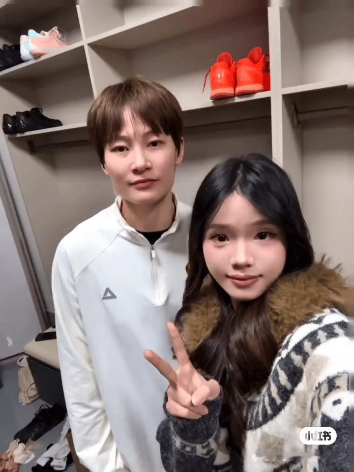 杨力维杨力维2025-2026赛季wcba联赛 20251228合照姐姐1P图源