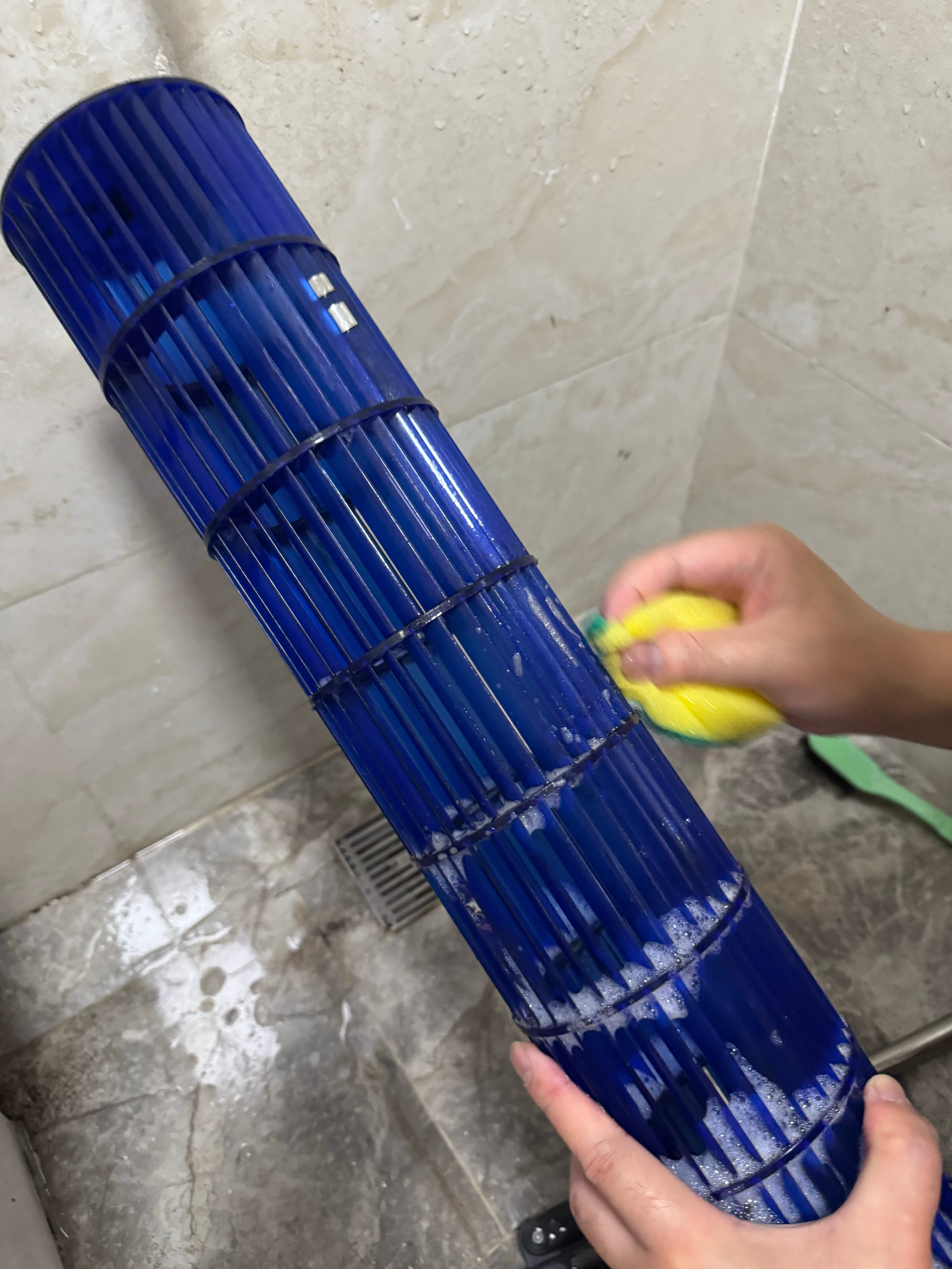 昨晚不是在自己拆空调出来清洗风轮嘛，这玩意不好洗，洗了我差不多一个小时，因为我想