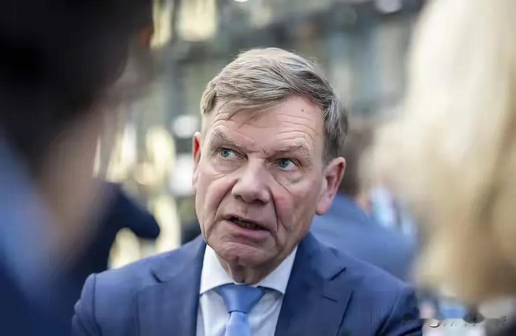 德国外长瓦德富尔这波操作真是让人无语。原定于26日访华，24号宣布推迟，理由是“