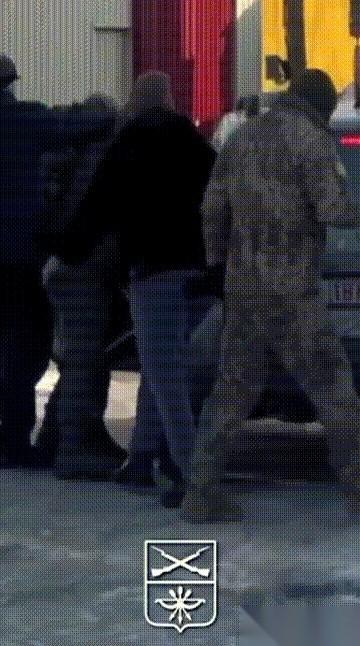 “谁都不能笑话他！”
这话音刚落，旁边就有人指着鼻子顶了一句：“全世界都能，就你