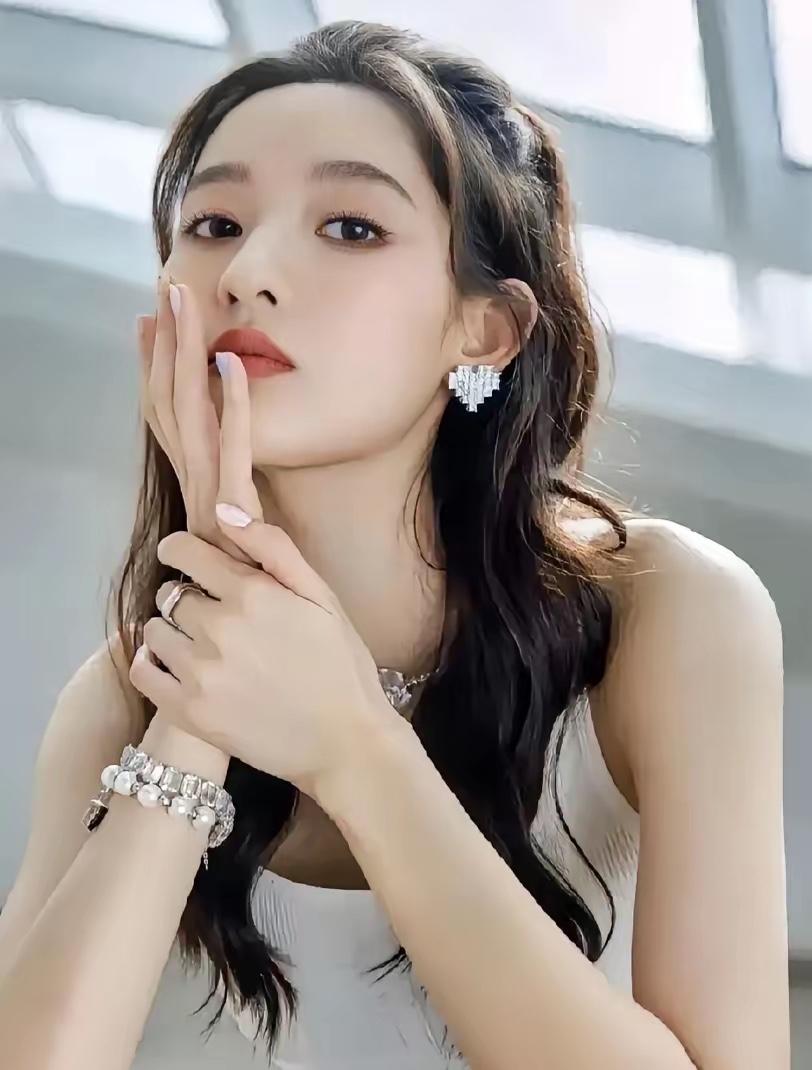 王玉雯这波操作，简直是给内娱艺人上了一堂“危机公关速成课”！被拍到和黄景瑜深夜同