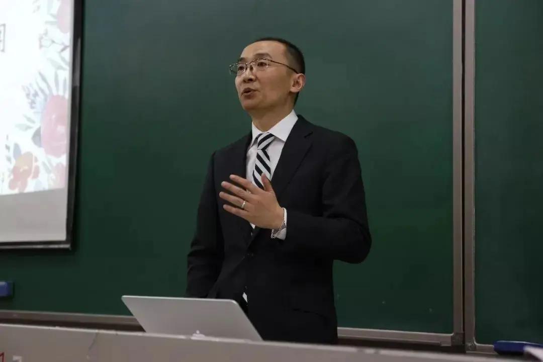 老师上课没拉裤链
儿子在小学上四年级，在上语文课时，坐前段的儿子与同桌窃窃私语，