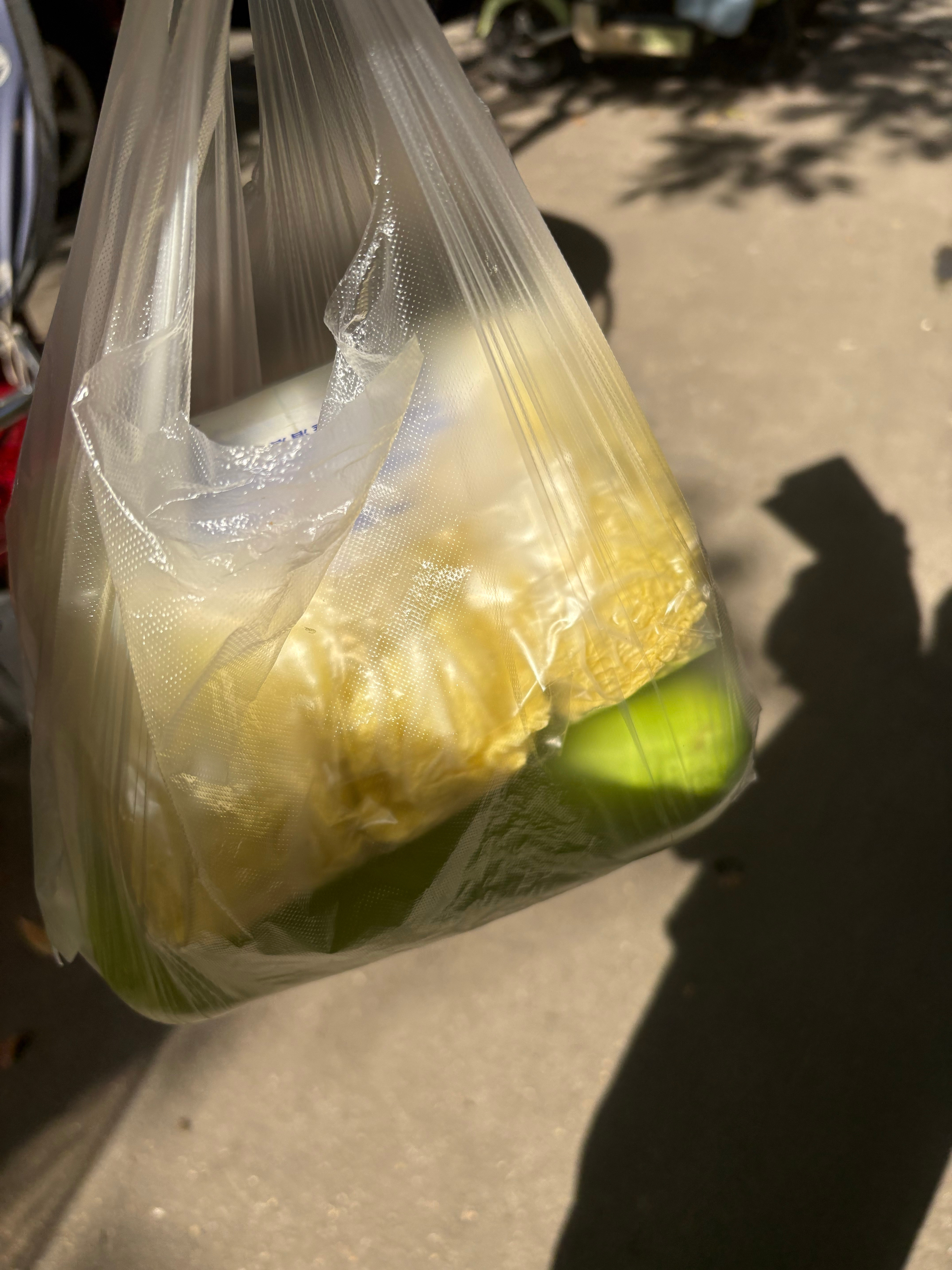 巴威逼近江苏已转移6000多人台风巴威路径往东偏移，这下江苏要直面大风大雨了，省