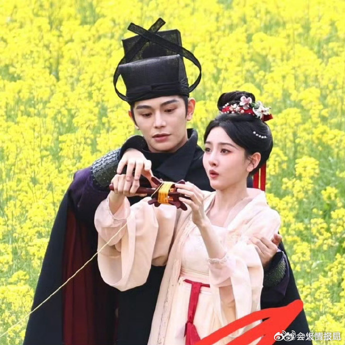 丁禹兮宋祖儿油菜花田氛围感丁禹兮宋祖儿古早武侠味 金灿灿花海衬得丁禹兮宋祖儿颜值