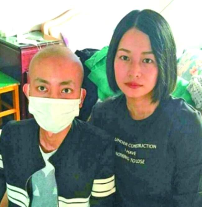 她送走肚里的双胎那晚，走廊像铁一样凉。
手心攥着同意书，指尖发木。
门里有人发烧