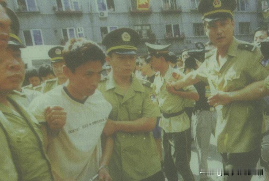 执行死刑之前能不能要求喝一斤白酒执行死刑前通常不允许要求喝一斤白酒。执行死刑需严