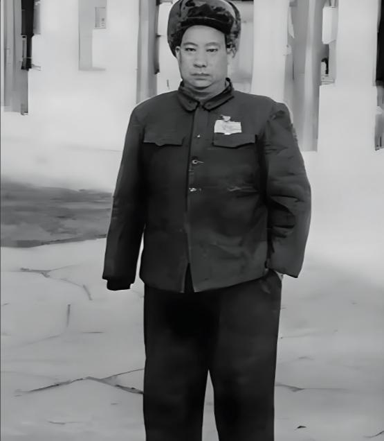 [微风]1938年，贺炳炎去收编一支民众自卫队，对方首领原是东北军出身，仗着手上