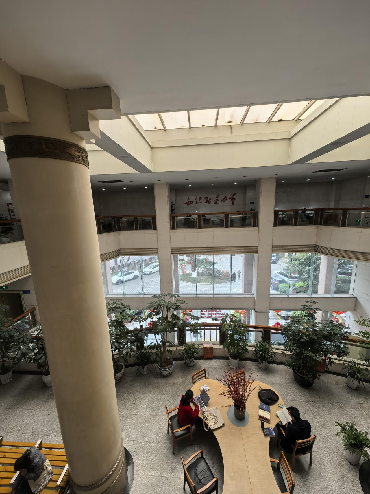 一个闹市中难得的清静港湾。

走近图书馆