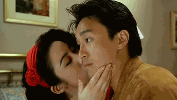 周星驰电影gif:张敏这样的大美女主动一吻，你们顶得住吗？还是星爷有魄力[呲牙]