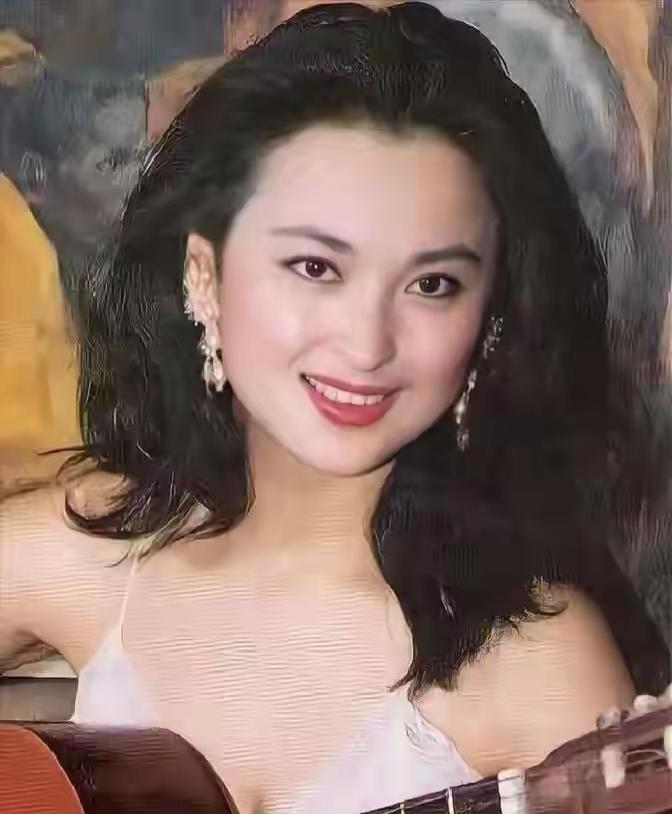 这姑娘弹吉他时笑得好甜啊！一直以为他是香港演员，20年前就很出名了，很多年没见到