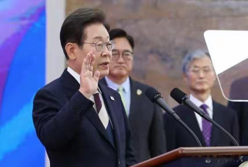 这次必须为韩国总统李在明点赞，他顶着美国的压力来访问咱们国家，就是一个硬汉。
