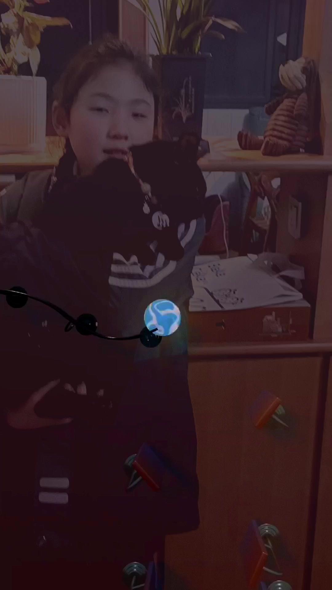 萌娃萌宠弹唱，治愈感拉满！🎵萌娃抱着音乐小球，跟着节奏弹唱的样子太可爱了，小奶