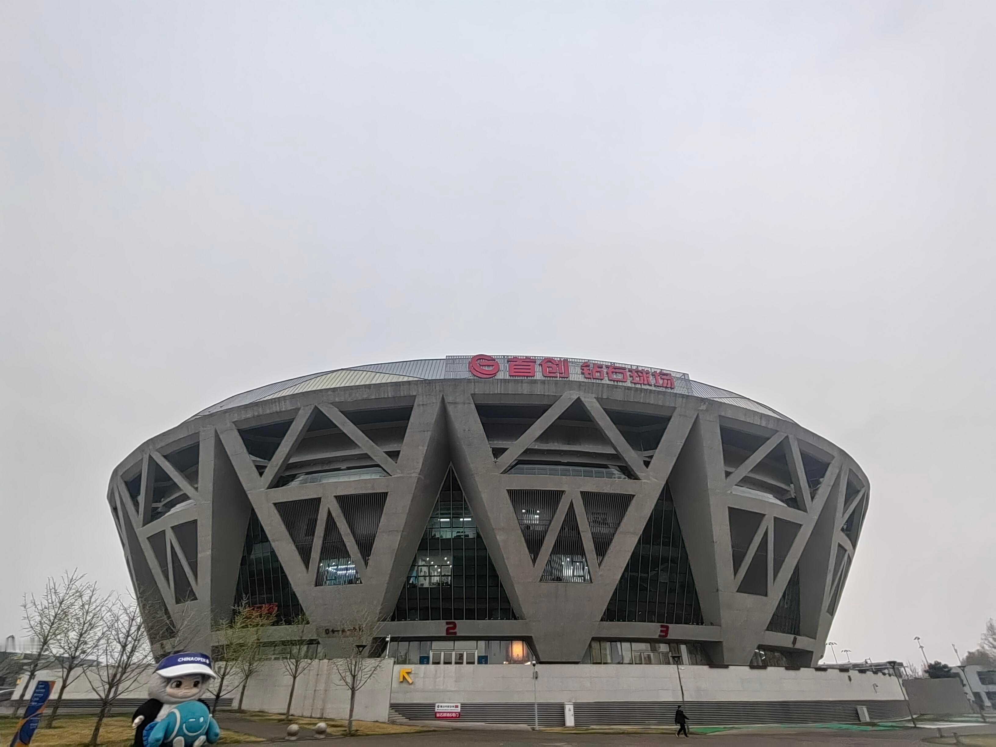 网友拍到乾崑天团集结车圈TOP扎堆北京钻石球场钻石球场变成钻石车场了，完全现实里