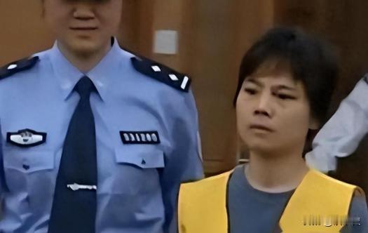 2006年，女校长在阁楼发现白骨，才晓得自己一家人竟跟尸体同住了差不多10年。而