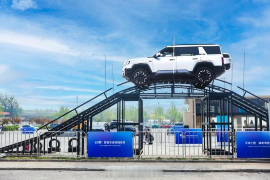 这几天，2026北京国际车展在网上热度很高，本届车展各家展台都展出了自家产品和技