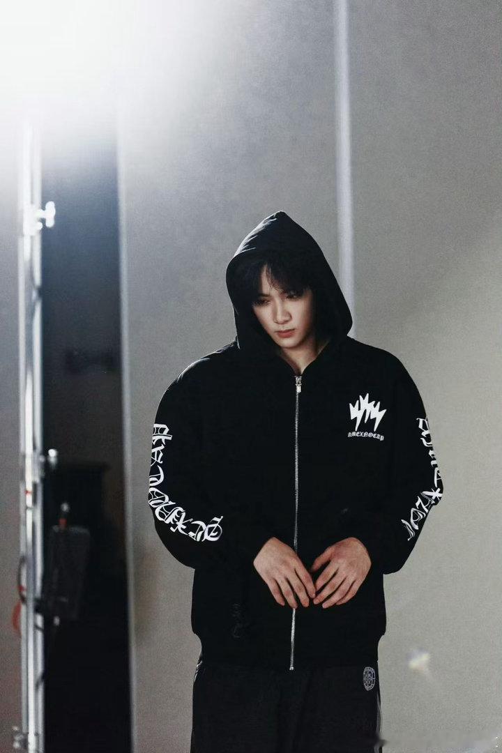 刘耀文贺峻霖又双叒叕在争宠了 一个写信问排名，一个拿做饭当筹码。一个求优先打电话