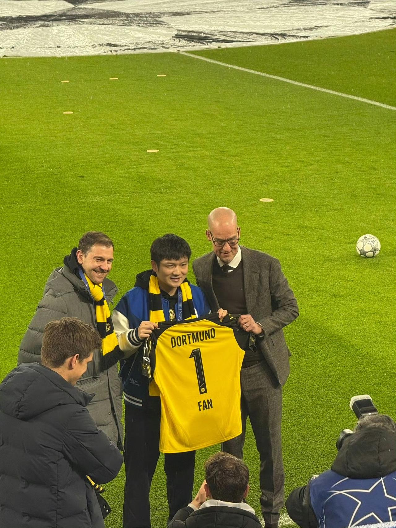 体育交流大使来了，
樊振东欧冠高清图来了，
热聊+赠送球衣…

欧洲赛场无障碍交