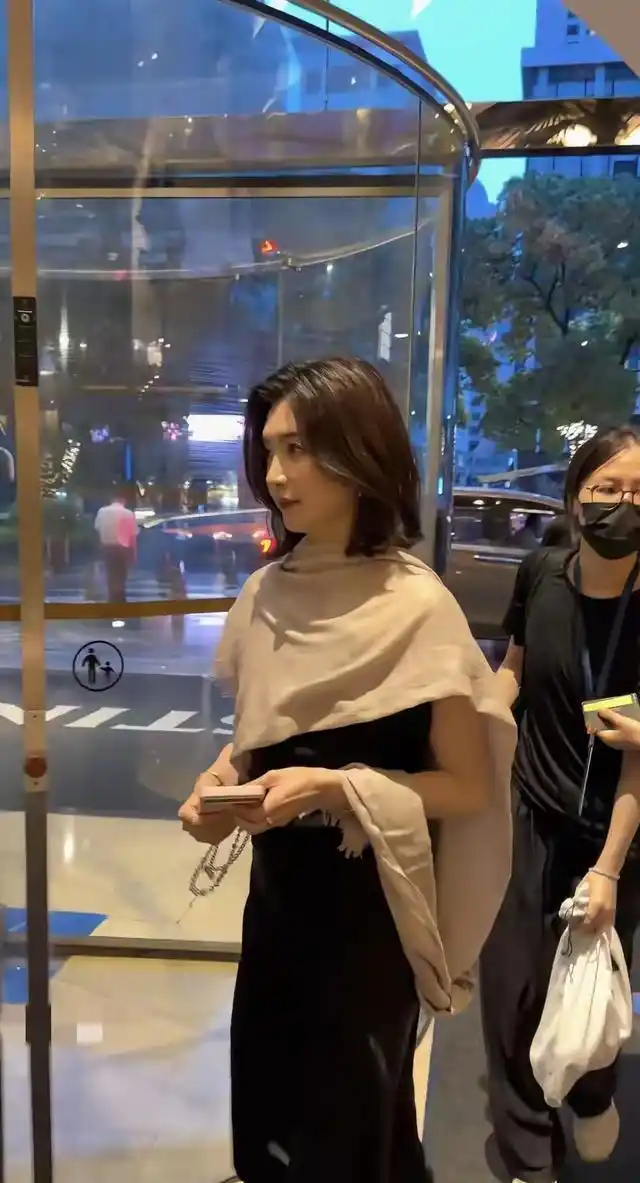 江疏影穿拖鞋路透走红，卸下明星包袱，这才是成年人该有的松弛感 