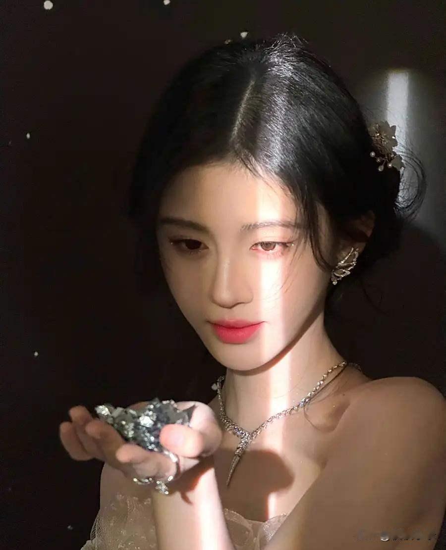 鞠婧祎小脸太精致了，网友夸像仙女，确实美得让人心动！[小鼓掌][玫瑰]