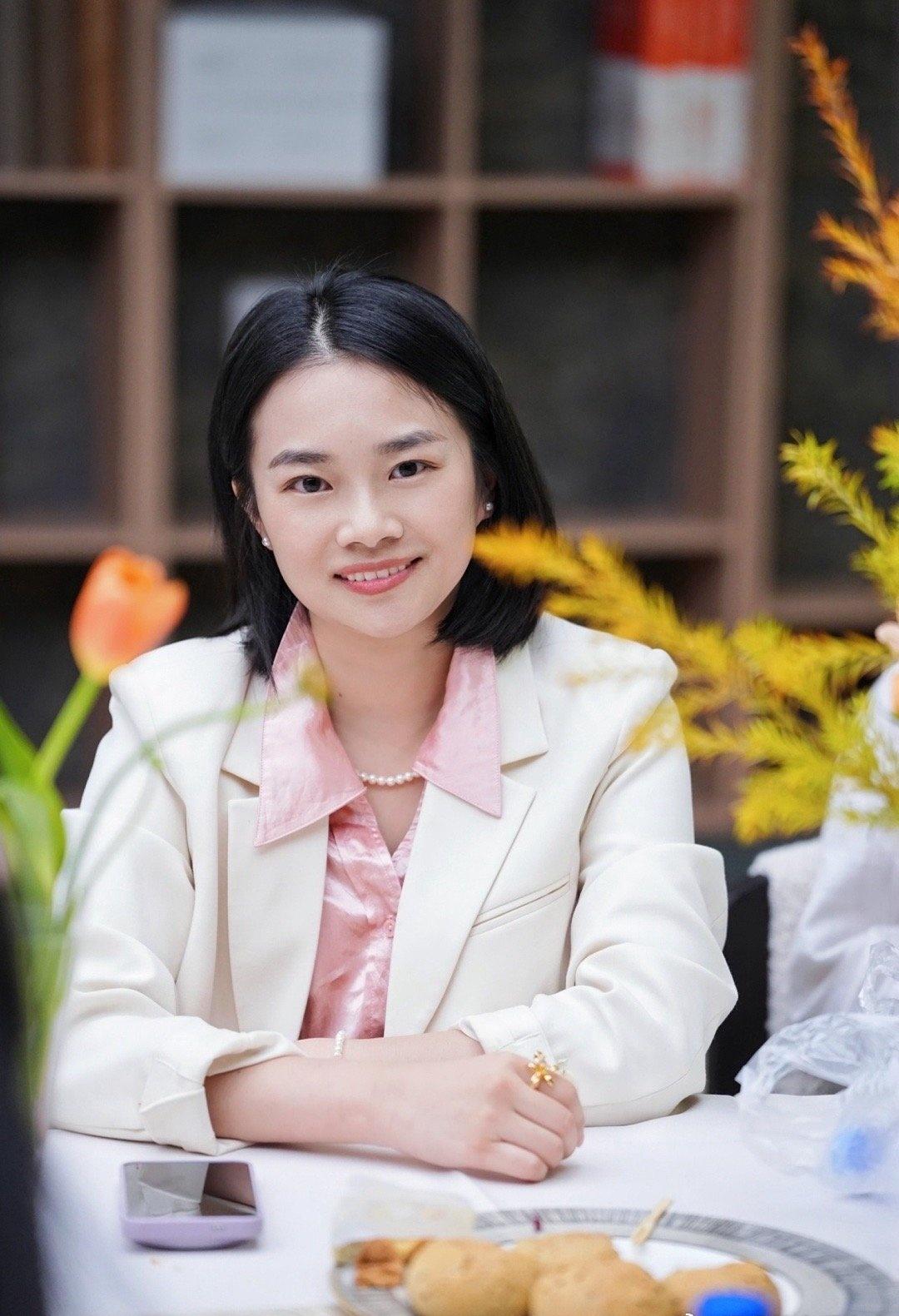 我们她宇宙女性搞钱沙龙每一场的相聚，
都见证着这种流动带来的生机。
在这里，你会